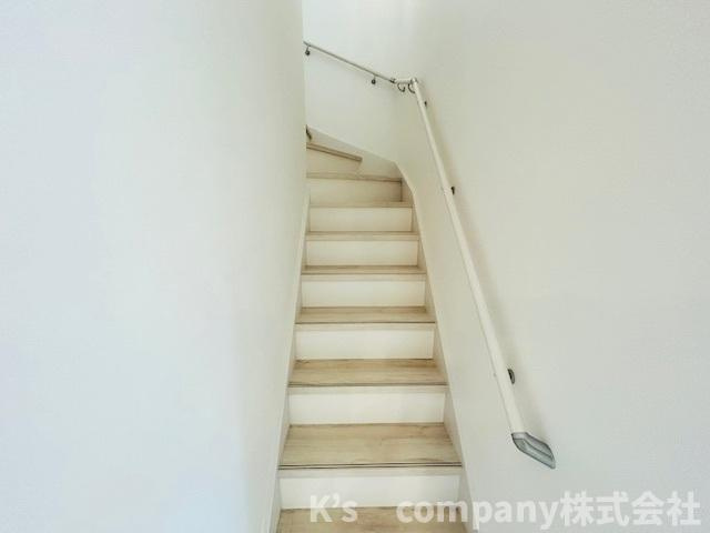 茅ヶ崎市今宿　新築戸建　1号棟の内装|手すりつの階段☆小さいお子様やご年配にも優しい仕様です◇