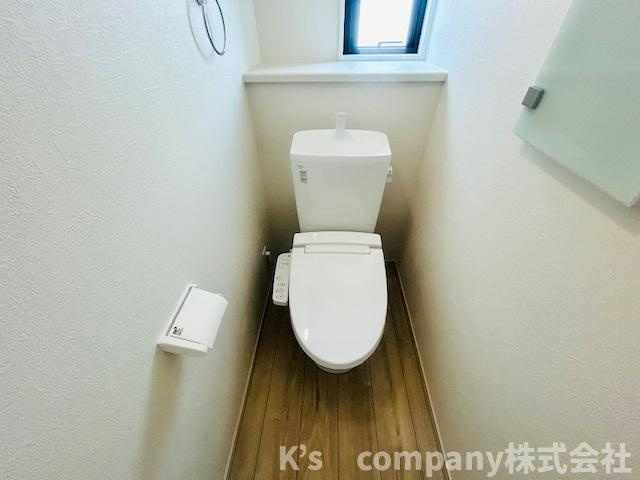 茅ヶ崎市今宿　新築戸建　1号棟のトイレ|換気のしやすい窓付きのトイレ◇