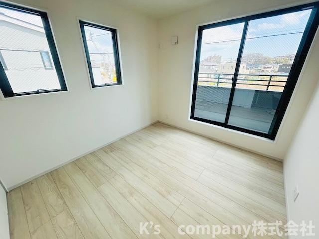 茅ヶ崎市今宿　新築戸建　1号棟の子供部屋|洋室5.7帖◇バルコニーに出入りができるお部屋でお子様のお部屋などにおすすめです◇