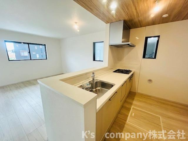 茅ヶ崎市今宿　新築戸建　1号棟のキッチン|明るい日差しが差し込み温かみの感じられるダイニングスペース◇