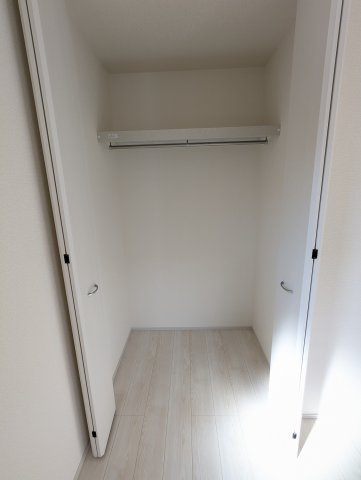 日立市東大沼町第１の収納|リビング隣の洋室にもしっかりとした収納があり、すっきりお部屋をお使いいただけます。