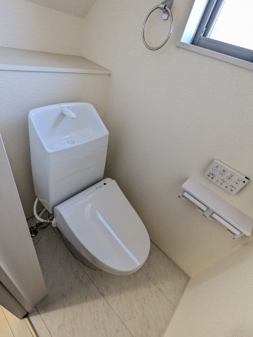 日立市東大沼町第１のトイレ|１階のトイレには棚がついており、スペースもゆったりとしています