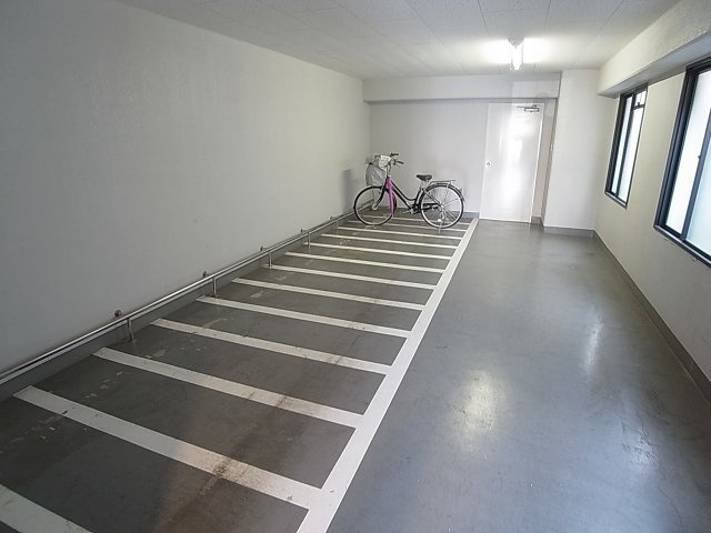 ハーデンハイツのその他共用部分|雨風しのげる駐輪スペース