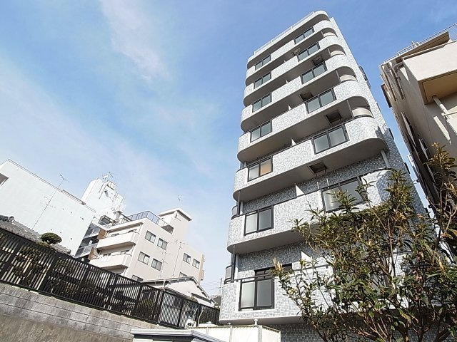 ハーデンハイツの外観|買い物便利な立地に建つマンションです