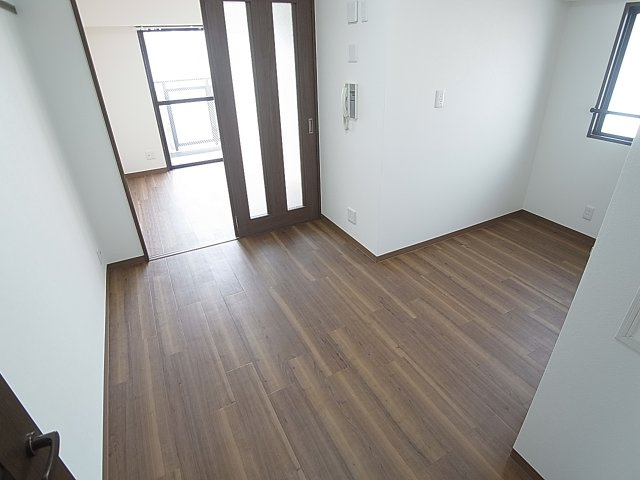 ハーデンハイツの居間・リビング|窓付換気の良いダイニングスペース