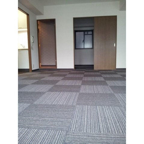 服部ビルの居間・リビング|ゆったり過ごせる居間です