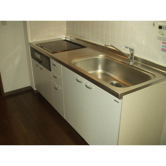 服部ビルのキッチン|コンパクトなキッチンで掃除もラクラク