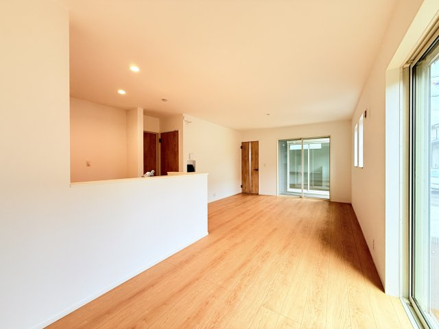 つくば市緑が丘第1期　新築戸建て　1号棟の居間・リビング|広々としたＬＤＫ♪
家具を置いても窮屈感を感じず過ごせます。