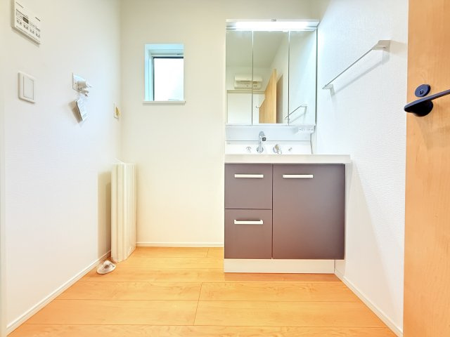 つくば市緑が丘第1期　新築戸建て　1号棟の独立洗面台|収納力と機能性に優れたお手入れラクラクのゆったりとした洗面台で、朝の忙しい時間でも身支度準備がスムーズです。