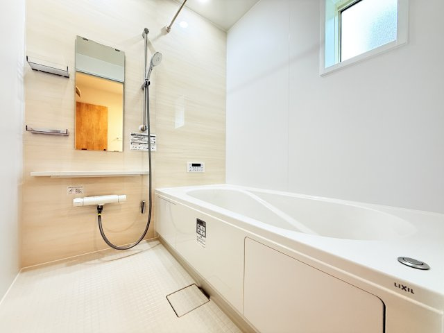 つくば市緑が丘第1期　新築戸建て　1号棟の浴室|浴室暖房乾燥機付きで冬場のお風呂もあったか快適！乾燥モードを使えば浴室内で洗濯物を乾かせます。