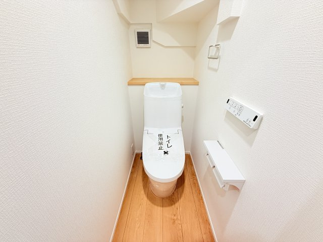 つくば市緑が丘第1期　新築戸建て　1号棟のトイレ|サッとひと拭きで汚れがつるんと落ちるシャワートイレ。温便座なので１年中快適に使えます。