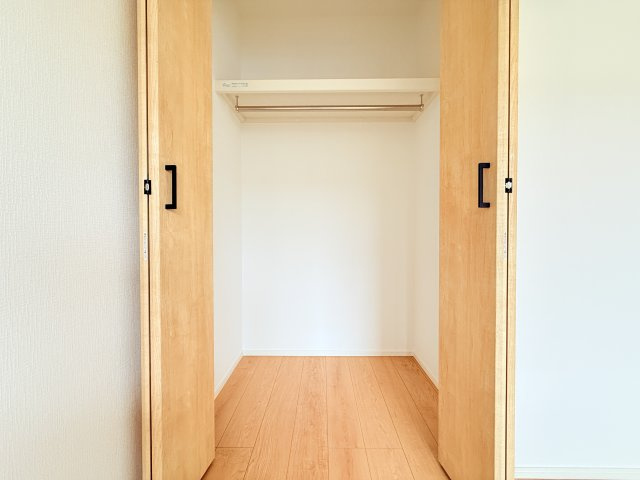 つくば市緑が丘第1期　新築戸建て　1号棟の収納|普段使いのお洋服や小物はもちろん、季節物のお洋服などもしっかりと整理整頓おしまい頂けます。居室空間をより広く隅々までお使いいただけますね。
