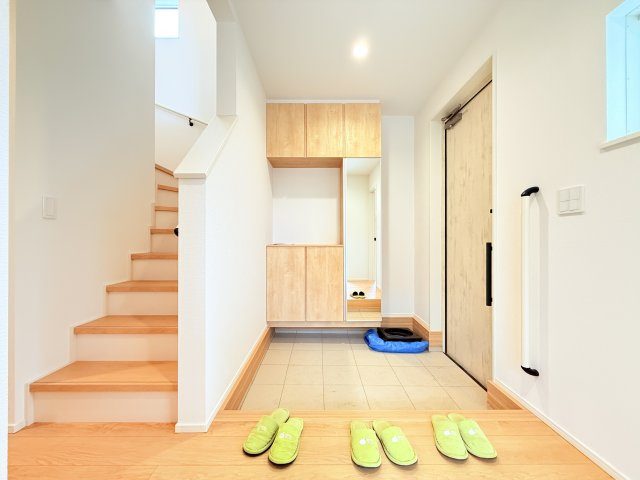 つくば市緑が丘第1期　新築戸建て　1号棟の玄関|靴をまとめて保管できるシューズボックス。綺麗に整頓された玄関で来客者を気持ちよく招きませんか？