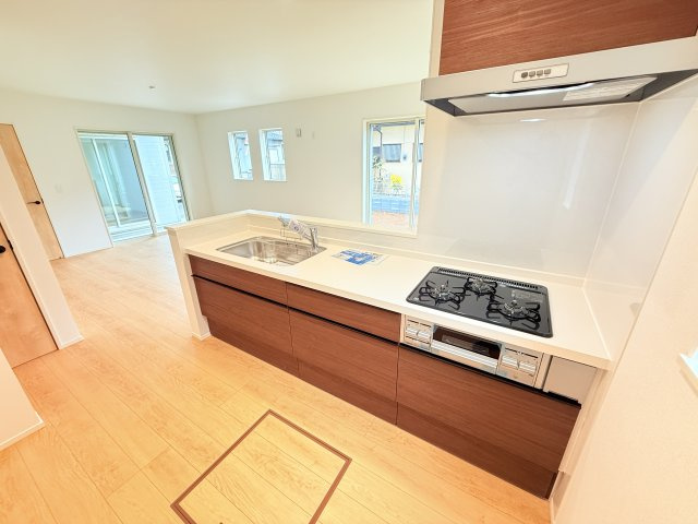 つくば市緑が丘第1期　新築戸建て　1号棟のキッチン|家族とのコミュニケーションや小さいお子さんの様子を見守りながら安心して料理ができます。洗練されたスタイリッシュなデザインと使い勝手を追求した設備、豊富な収納力も大満足です。