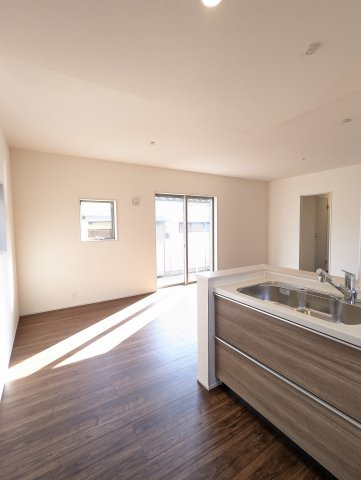 日立市東大沼町第１の居間・リビング|キッチンです。開放感がありお部屋を見渡せ・・動線が非常に効率的でスムーズな作業ができ魅力的です。