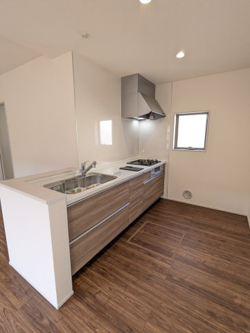 日立市東大沼町第１のキッチン|木のぬくもりを感じるキッチンカウンター。大きな窓があり陽射しが差し込みます。お子様の目を離すことなく片付け・お料理ができ安心です。