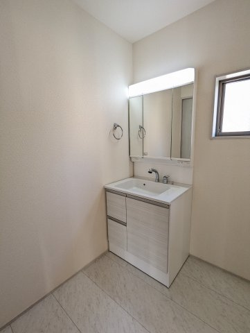 日立市東大沼町第１の独立洗面台|シャワー付き三面台ワイドな三面鏡～収納も充実～忙しい朝には心強いです～！！