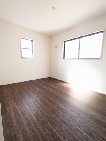 日立市東大沼町第１の洋室|木の温もりがナチュラルで窓から差し込む優しい光にぴったりの空間プライベート空間が楽しめます～！