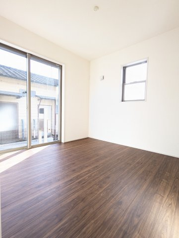 日立市東大沼町第１の居間・リビング|採光・通風が良く毎朝気持ち良く起床ができ・・日中も日差しが降り注ぐ～暖かいお部屋です。