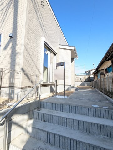 日立市東大沼町第１の玄関|玄関アプローチ部分には手すりがあり安心です