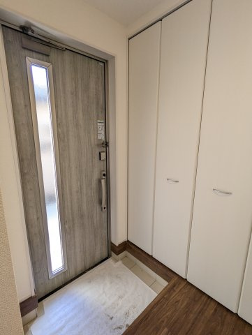 日立市東大沼町第１の玄関|玄関窓から光が差し込む明るい玄関です！白を基調としているのでスッキリとしています♪