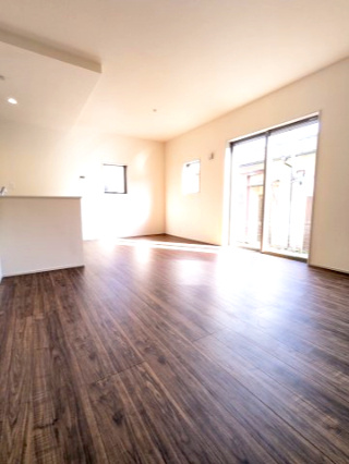 日立市東大沼町第１の居間・リビング|家具の配置も自由自在のきれいな形のリビングです！自分好みのリビングへ～