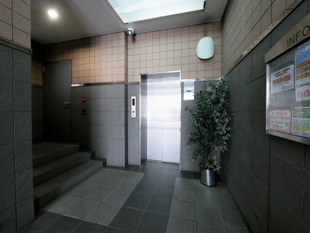 アクティ江之子島のロビー