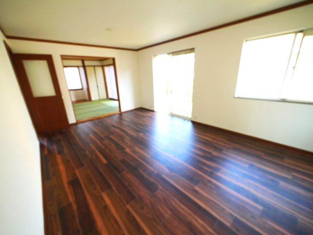 東金市季美の森東1　中古戸建の居間・リビング|内装リフォーム済み令和8年3月済　システムキッチン・ユニットバス新品 駐車2台 都市ガス上下水