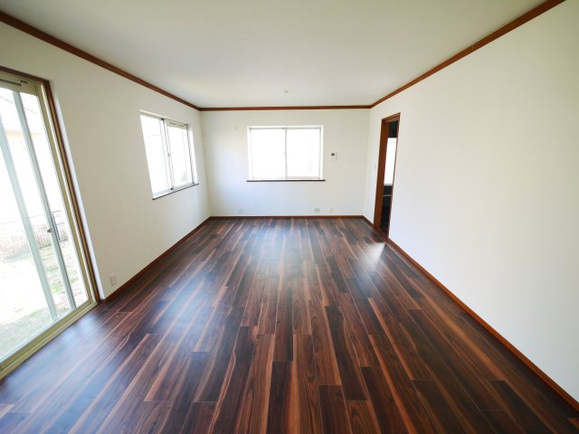 東金市季美の森東1　中古戸建の居間・リビング|内装リフォーム済み令和8年3月済　システムキッチン・ユニットバス新品 駐車2台 都市ガス上下水