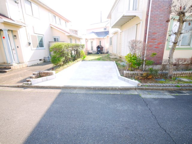 東金市季美の森東1　中古戸建の駐車場|内装リフォーム済み令和8年3月済　システムキッチン・ユニットバス新品 駐車2台 都市ガス上下水