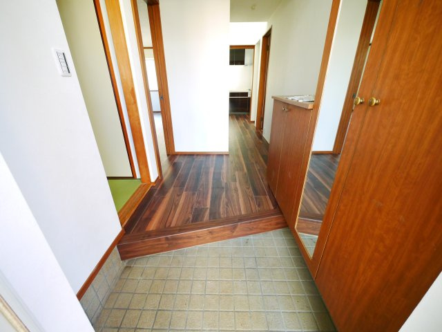 東金市季美の森東1　中古戸建の玄関|内装リフォーム済み令和8年3月済　システムキッチン・ユニットバス新品 駐車2台 都市ガス上下水