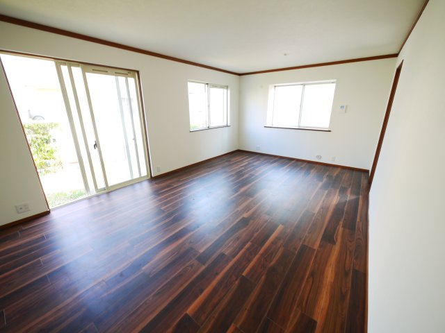 東金市季美の森東1　中古戸建の居間・リビング|内装リフォーム済み令和8年3月済　システムキッチン・ユニットバス新品 駐車2台 都市ガス上下水