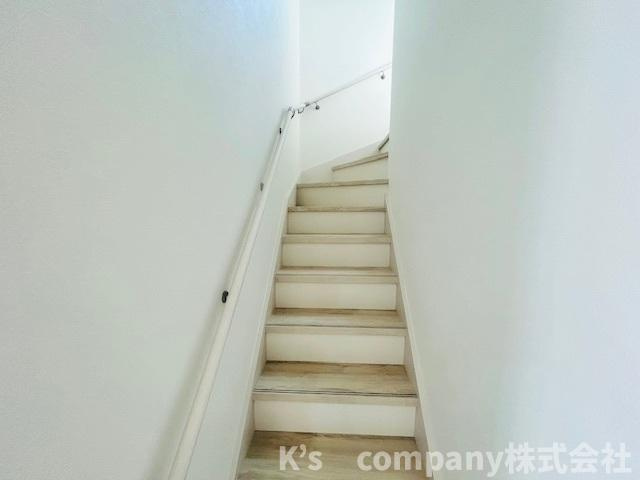 茅ヶ崎市今宿　新築戸建　2号棟の内装|手すり付きの階段☆小さいお子様やご年配にも優しい仕様です◇