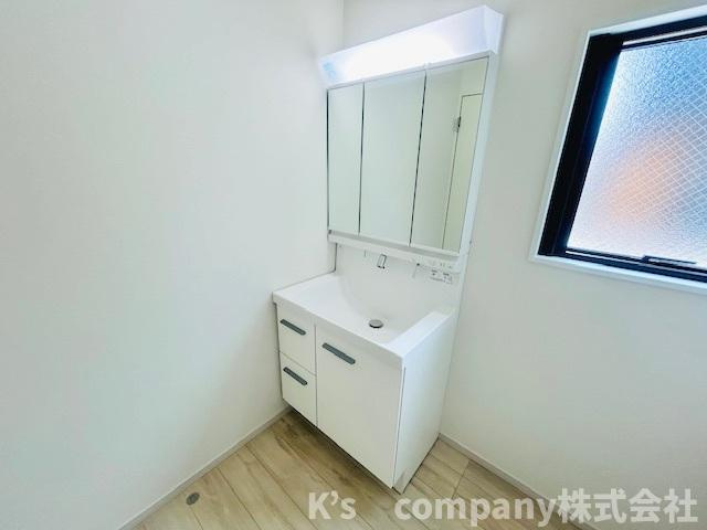 茅ヶ崎市今宿　新築戸建　2号棟の独立洗面台|三面鏡の内側には小物収納が充実しています◇