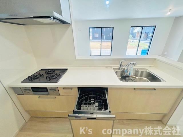 茅ヶ崎市今宿　新築戸建　2号棟のキッチン|床との統一感のあるシステムキッチン☆