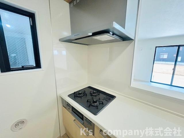 茅ヶ崎市今宿　新築戸建　2号棟のキッチン|三口ガスコンロでお料理の幅が広がります♪