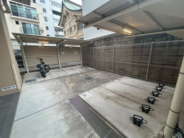 アーバネックス北堀江llの駐車場