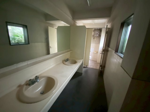 小仲台6丁目倉庫事務所のトイレ|男女別トイレあり
