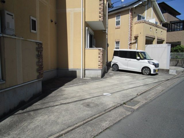 リブレア津福本町Ａ棟の駐車場