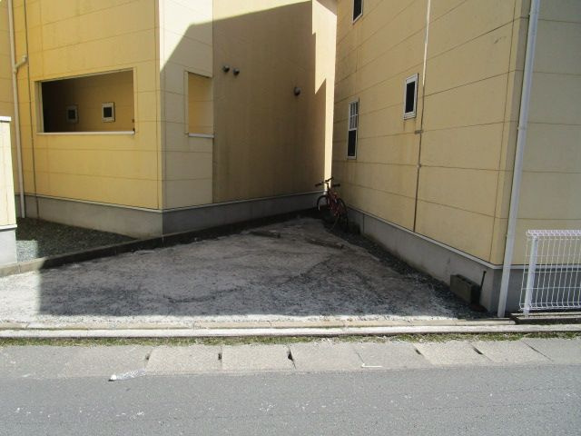 リブレア津福本町Ａ棟の駐車場