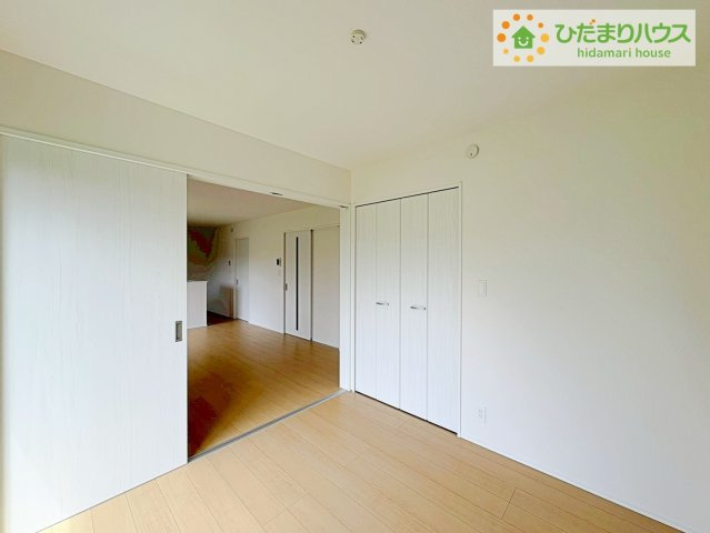 ひたちなか市足崎　新築戸建　D号棟の洋室|リビングと洋室が続き間設計ですので、大空間を演出できます(^O^)