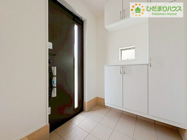 ひたちなか市足崎　新築戸建　D号棟の玄関|小窓が付いているドアなので明るいスペースになっています♪