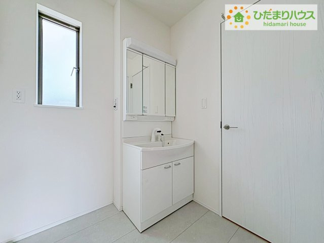 ひたちなか市足崎　新築戸建　D号棟の独立洗面台|ゆったりとした脱衣所は、朝の支度の時間が重なっても、ストレスなく準備ができます!(^^)!