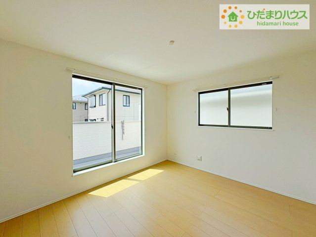 ひたちなか市足崎　新築戸建　D号棟の洋室|バルコニーに面していて、たっぷり光りの入る明るい主寝室です！
