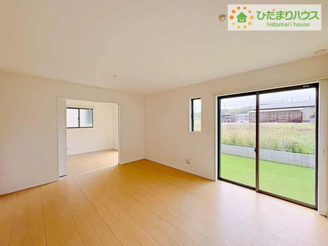 ひたちなか市足崎　新築戸建　D号棟の居間・リビング|リビングの窓からはあたたかな日差しが差し込みます(*'▽')