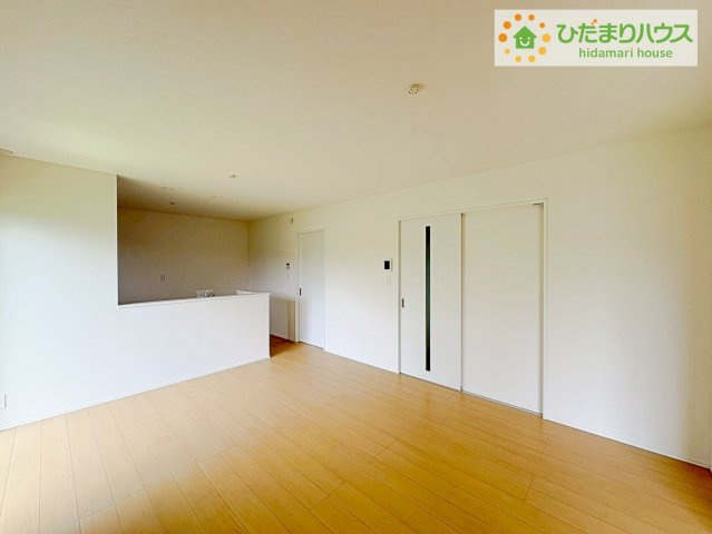 ひたちなか市足崎　新築戸建　D号棟の居間・リビング|お子様が元気に遊べる広々としたリビングです。