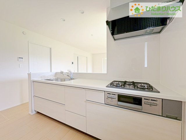ひたちなか市足崎　新築戸建　D号棟のキッチン|リビングを見渡せるキッチンはお子様を見ながらでも料理が出来て安心ですね☆