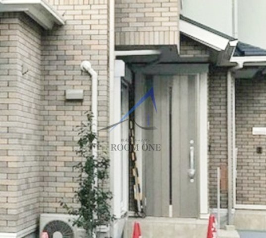 ニレの木のエントランス|エントランスです。