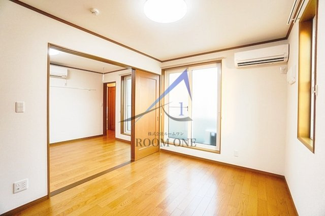 ニレの木の居間・リビング|洋室のお部屋です。