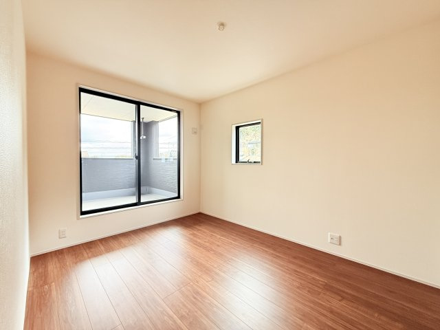 第2つくば市城山　新築戸建の洋室|家具や小物を合わせやすいシンプルデザイン♪
広さや日当たりなど、写真では伝えきれない部分を現地で確認してみませんか？